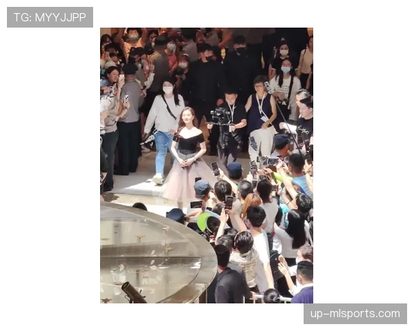 王励勤退役后这身材管理也太狠了，饭局上别人喝酒他啃鸡胸肉？